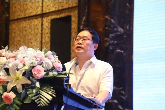 中國(guó)有色金屬工業(yè)協(xié)會(huì)鈦鋯鉿分會(huì)副會(huì)長(zhǎng)兼秘書長(zhǎng)安仲生作報(bào)告中國(guó)有色